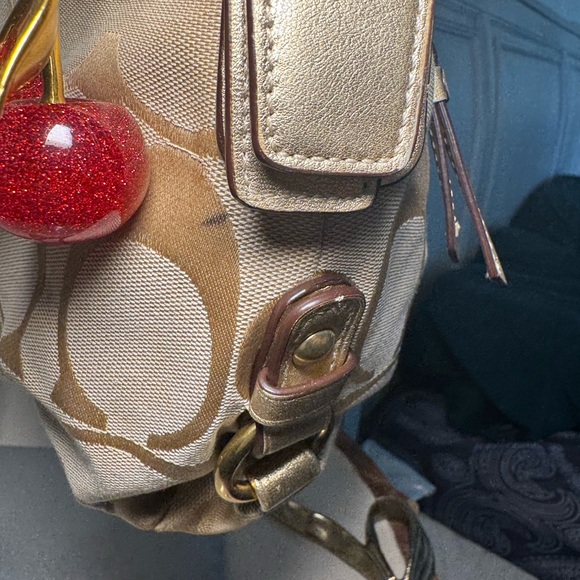 Elegant Cream and Brown Designer Shoulder Bag - Picture 6 of 9